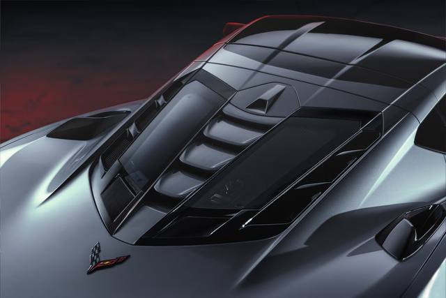 Den aggressiva utformningen med "fönster" ovanför den dubbelturboförsedda V8-motorn samt rejäla luftintag bidrar till ZR1X:s exklusiva look.