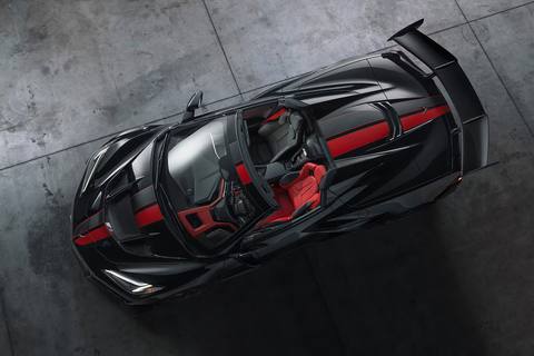 Den nya hyperbilen är prydd med en modern tolkning av det k&auml;nda "racing stripe"-temat.