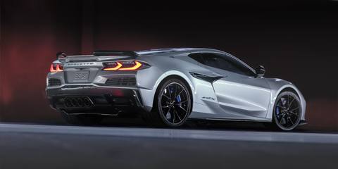 Den nya ZR1X får ett aggressivare utseende med en stor bakvinge och tydliga kolfiberdetaljer för att understryka dess hyperbilstatus.