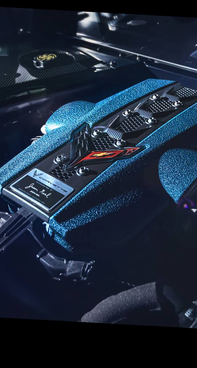 Motorn i Corvette ZR1X med en signatur som visar att den monterats för hand. En personlig touch som framhäver exklusiviteten.