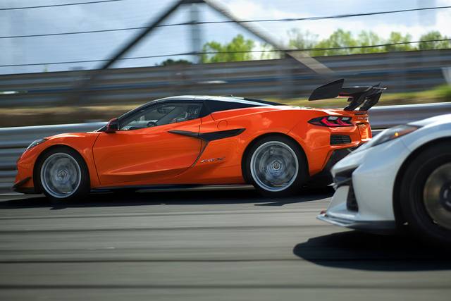 Den enorma bakvingen ger Corvette ZR1X bättre väggrepp vid mycket höga hastigheter – oumbärligt för att uppnå accelerationstider som 0–96 km/h på under två sekunder.