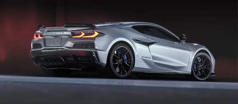 Den aggressiva bakdelen med sina fyra avgaspipor och stora diffusor skvallrar om ZR1X:s brutala prestanda.