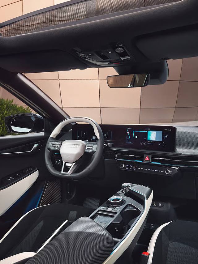 Kia EV6:s interiör kombinerar modern design med hög funktionalitet. Den svängda digitala skärmen ger en futuristisk känsla.