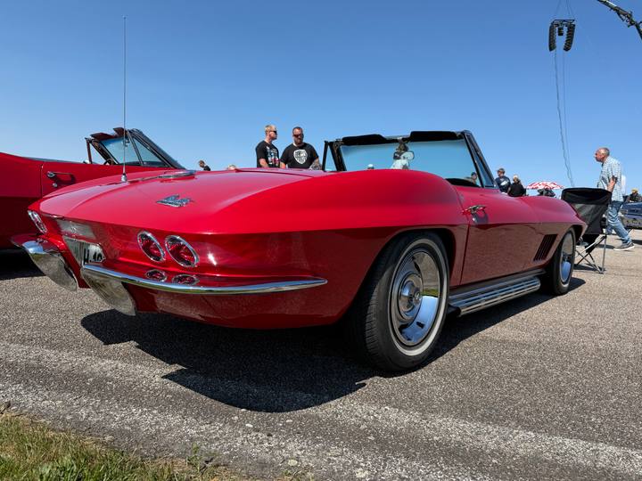 Den här röda Corvette C2 Sting Ray av cabriolet-modell fångade många blickar på Big Swap Meet i Lidköping.