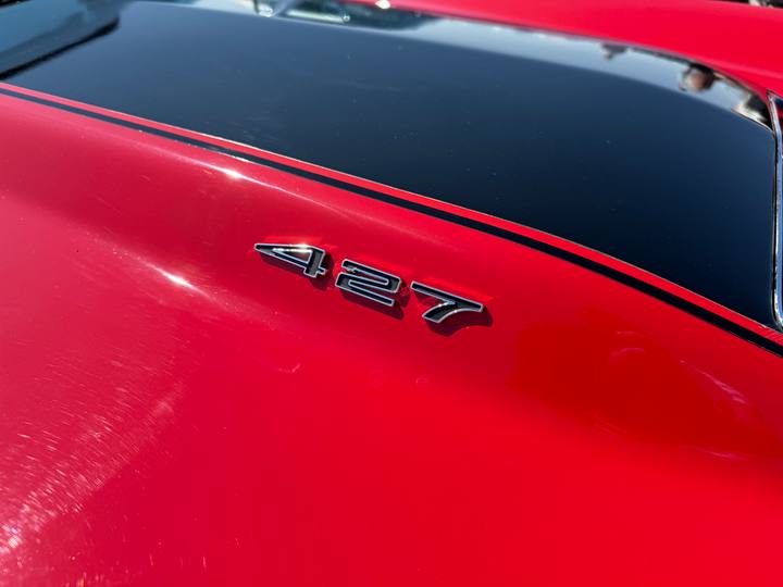 Många "Big block"-motorer syntes (och hördes) under Big Swap Meet, som denna 427:a prydligt visad på en röd bilhuv.