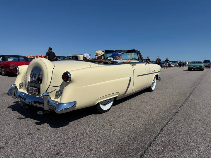 En imponerande Ford Crestline från 1952 bland alla amerikanska klassiker som rullade in på Hovby flygfält under Big Swap Meet.