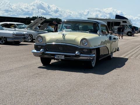 En snygg Packard Clipper Constellation från 1955 rullar in på Hovby flygfält. Många unika bilar dök upp under årets Big Swap Meet.