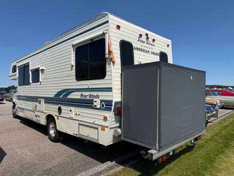 Många besökare kom med husbil och rymliga ekipage till Big Swap Meet på Hovby flygplats, som denna amerikanska Four Winds American Coach.