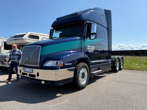 Denna amerikanska Volvo "truck" från Greensboro, North Carolina, var en exotisk syn på Big Swap Meet. Ägaren står stolt vid sin lastbil.