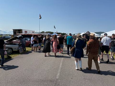 Den soliga premiären av Big Swap Meet lockade tusentals besökare till Hovby flygfält. En lyckad start för den nya motorträffen!