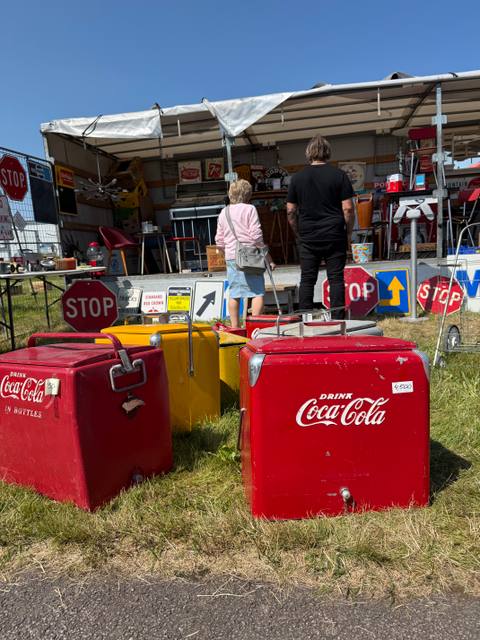 Klassiska Coca-Cola-kylboxar och retro-skyltar var populära inslag bland prylarna som bytte ägare på Big Swap Meet.