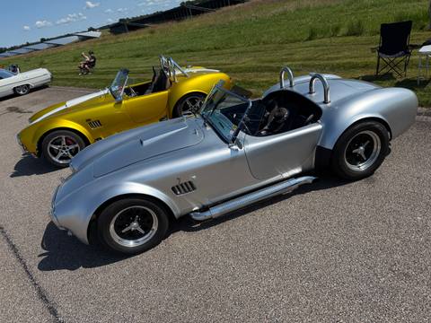 Två Cobra-replikor på Big Swap Meet, en av alla de pärlor som fanns att beskåda vid Hovby flygfält under helgen.