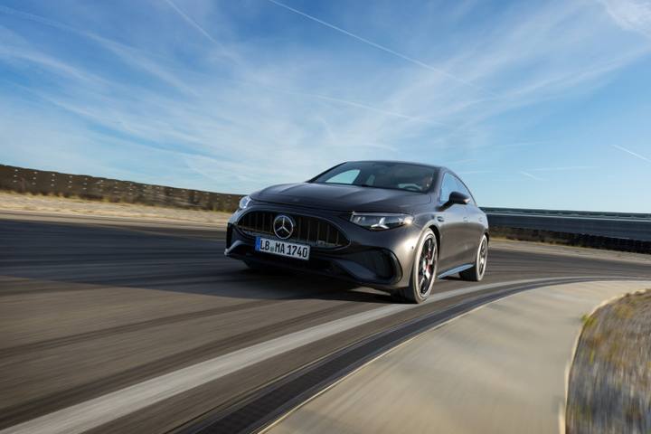 Den nya elektriska AMG CLA 45 får tre elmotorer och hela 680 hästkrafter, vilket ger prestanda i superbilsklass.