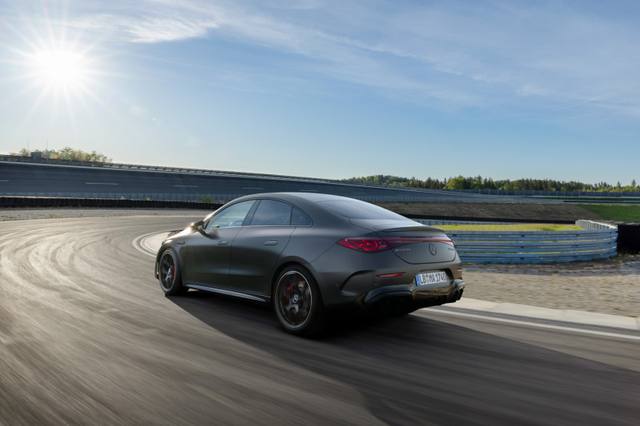 Den nya eldrivna Mercedes-AMG CLA 45 på banan. Med tre elmotorer levererar den omkring 680 hästkrafter och blir snabbare än någonsin.
