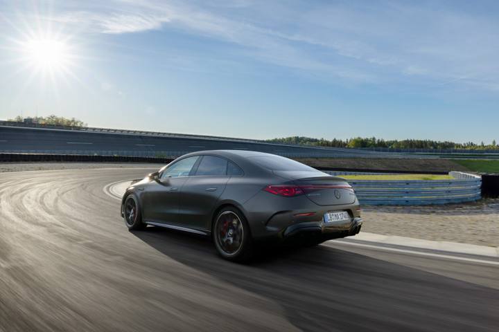 Den nya eldrivna Mercedes-AMG CLA 45 på banan. Med tre elmotorer levererar den omkring 680 hästkrafter och blir snabbare än någonsin.