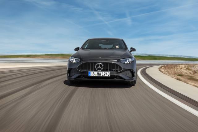 Den eldrivna Mercedes-AMG CLA 45, här i fronten, erbjuder superbilsprestanda med 680 hästkrafter och 0-100 km/h på 2,7 sekunder.