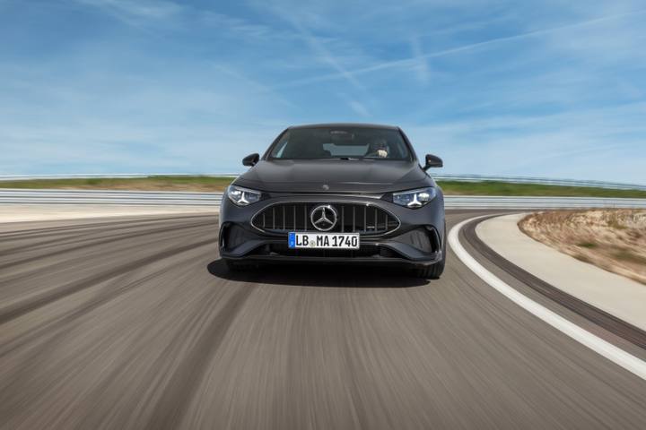 Den eldrivna Mercedes-AMG CLA 45, här i fronten, erbjuder superbilsprestanda med 680 hästkrafter och 0-100 km/h på 2,7 sekunder.
