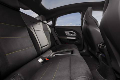 Interiörbilder av nya AMG CLA 45 visar att baksätet har plats för passagerare trots de sportiga framsätena.
