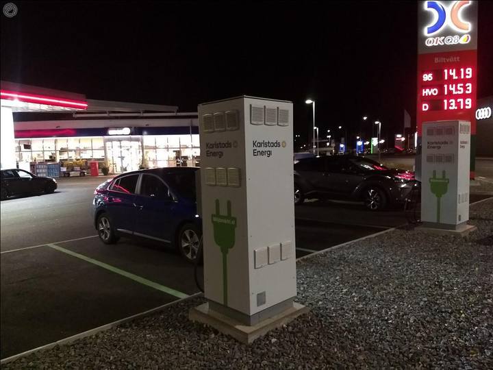 Tankstället bredvid laddstolparna visar ett bensinpris på 14,19 kronor litern. Vad blir priset per mil när elen kostar 7 kr/kWh?