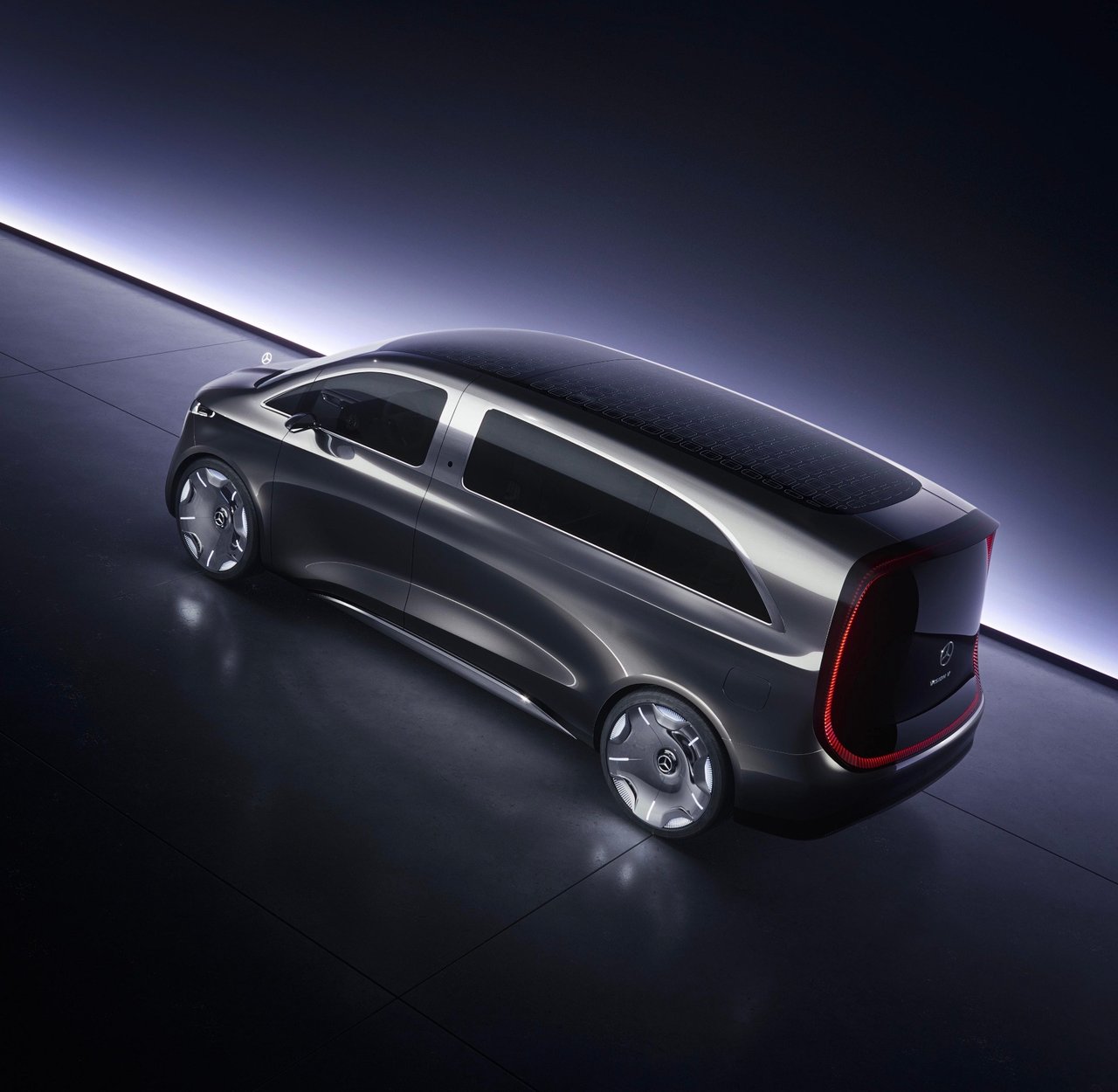 Från luften ser Mercedes VLE ut som ett rymdskepp. Den futuristiska minibussen är utrustad med solpaneler på taket för att maximera räckvidden.