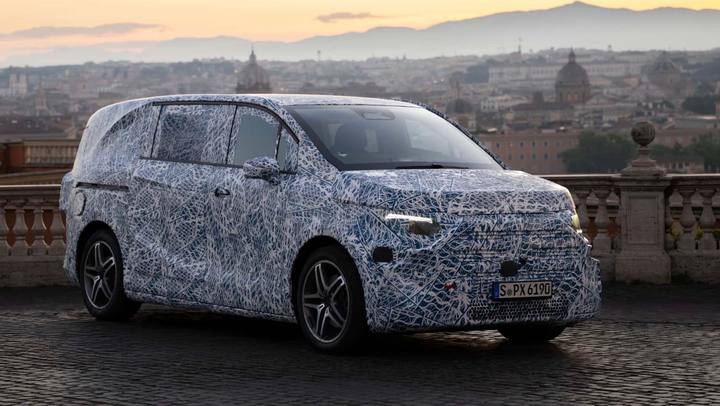 Mercedes VLE med kamouflage på testkörning. Bilen, som väntas bli ett framtida alternativ till de populära SUV:arna, döljer ännu sin design.