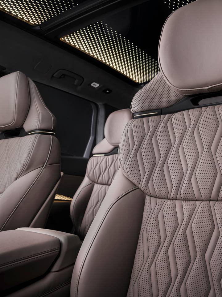 Baksätet i Audi Q9 får perforerad läderklädsel och integrerat panoramatak med LED-belysning.