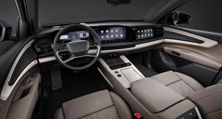 I den ombonade interiören återfinns hela tre skärmar, ambientbelysning och påkostade materialval som standard i Audi Q9.