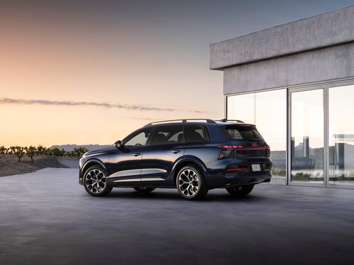 Den bakre delen av Audi Q9 är stram, men med LED-ljusen får den ett elegant och unikt utseende.