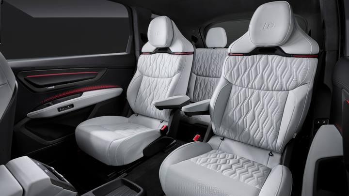 Möjlighet att få säten med ”business class-känsla” är en av de nya funktionerna i Audi Q9. Notera den röda accentfärgen i dörrsidorna.