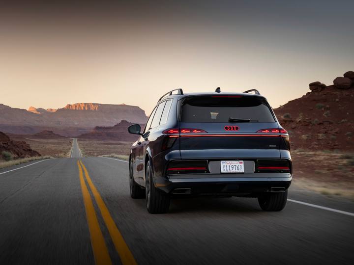 Den mäktiga baken på Audi Q9, med de karaktäristiska bakljusen, på en öppen väg.