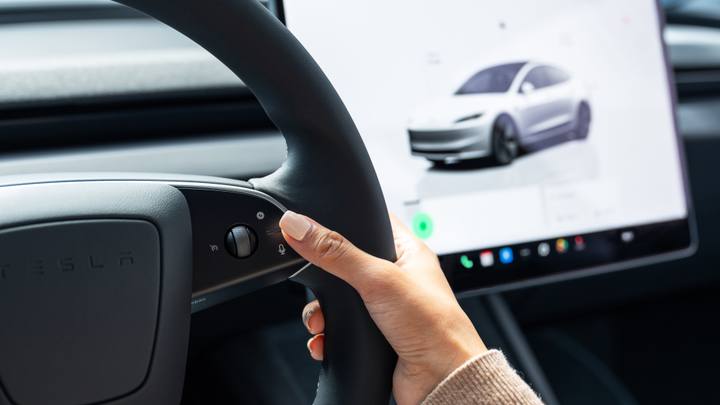 Många kontroller görs via den stora skärmen. En Tesla Model 3 är en bil fullmatad med elektronik som behöver kontrolleras inför ett köp.