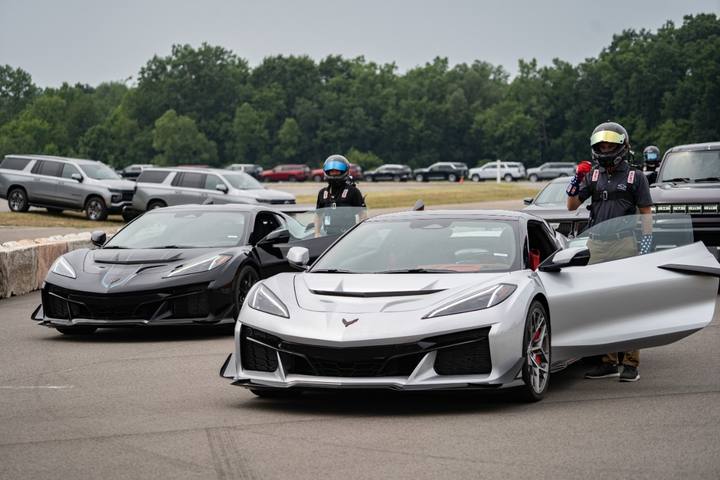 Cadillac har stora testanläggningar med egen bana. Här tränas till exempel förare. Här syns också några Corvette C8
