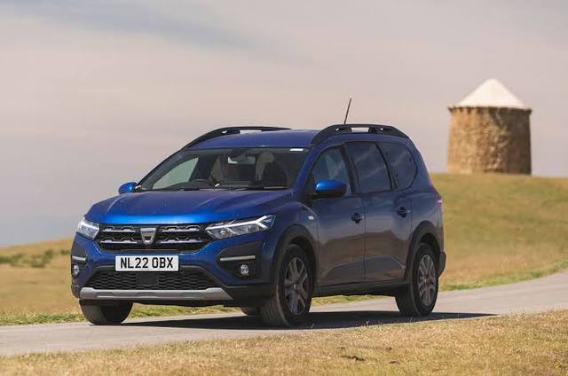 Dacia Jogger erbjuder sju sittplatser och stort bagageutrymme till ett attraktivt pris, vilket gör den till en prisvärd familjebil.