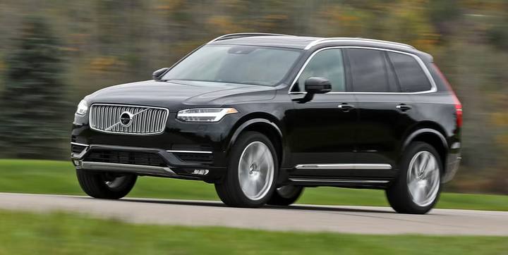 Volvo XC90 är ett populärt val för den större familjen som vill ha premiumkänsla, säkerhet och gott om utrymme för sju personer.