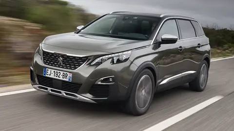 Peugeot 5008 är en smart familjebil där tredje sätesraden fungerar, och den är särskilt bra med flera barnstolar.