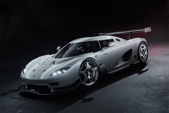 Koenigsegg CCGT1 visar upp sin aggressiva design och massiva bakvinge som bidrar till den höga downforcen.