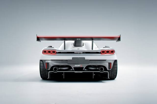 Den massiva bakvingen och diffusorn på Koenigsegg CCGT1 ger hela 800 kg downforce vid 250 km/h.