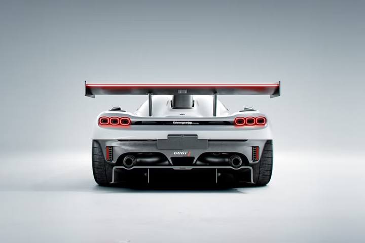 Den massiva bakvingen och diffusorn på Koenigsegg CCGT1 ger hela 800 kg downforce vid 250 km/h.