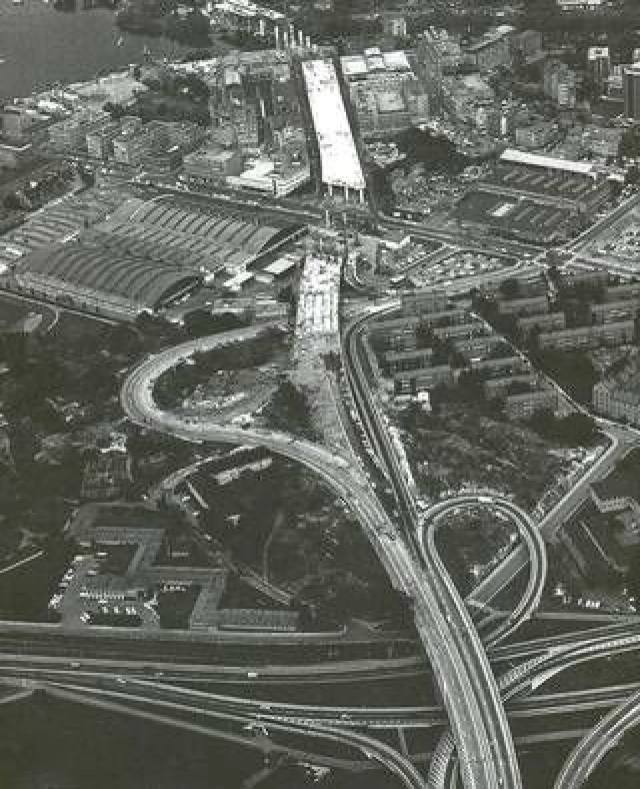 Essingeleden under uppbyggnad, någon gång mellan 1962 och 1966. Bilden visar den nya motorvägen som tar form.