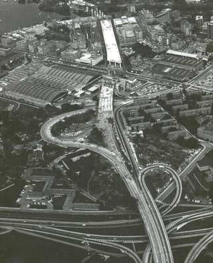 Essingeleden under uppbyggnad, någon gång mellan 1962 och 1966. Bilden visar den nya motorvägen som tar form.