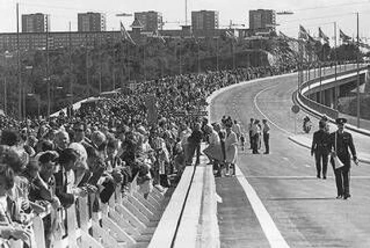 Människor kantar Essingeleden den 21 augusti 1966 för att närvara vid invigningen av den nya trafikleden.