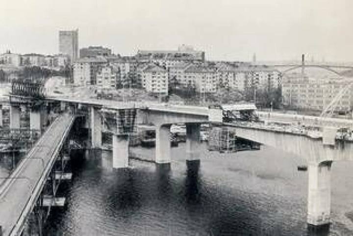 Bygget av Essingeleden. I augusti 1964 rasade 30 meter av Fredhällsbron, vilket fördröjde arbetet med nästan ett år.