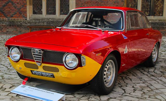 En Alfa Romeo Giulia Sprint GTA från 1965. Med sin låga vikt och starka motor var GTA byggd för att vinna racingtävlingar.