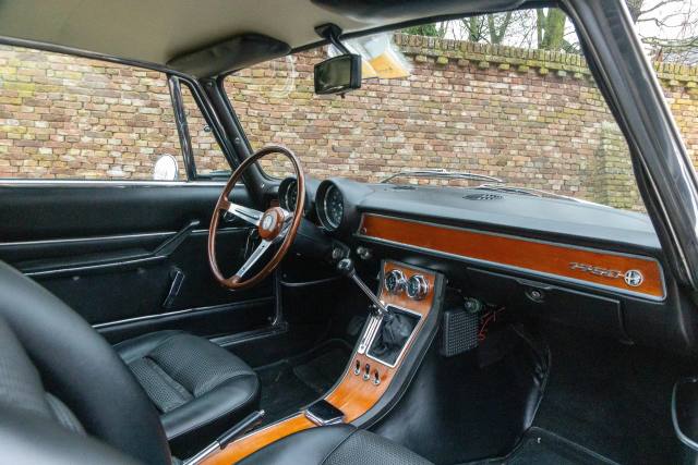 Interiören i en Bertone-coupé, som här med trädetaljer, var elegant men också funktionell.