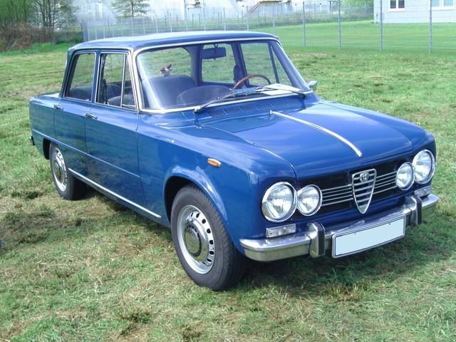 Alfa Romeo Giulia, en av märkets mest ikoniska sedanmodeller. En bil med sportbilskänsla i fyrdörrarsförpackning.