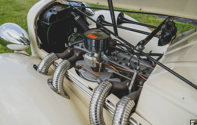 En närbild på den kompressormatade raka åttan, som med sina 150 hästkrafter drev Auburn 851 Speedster till över 160 km/h.