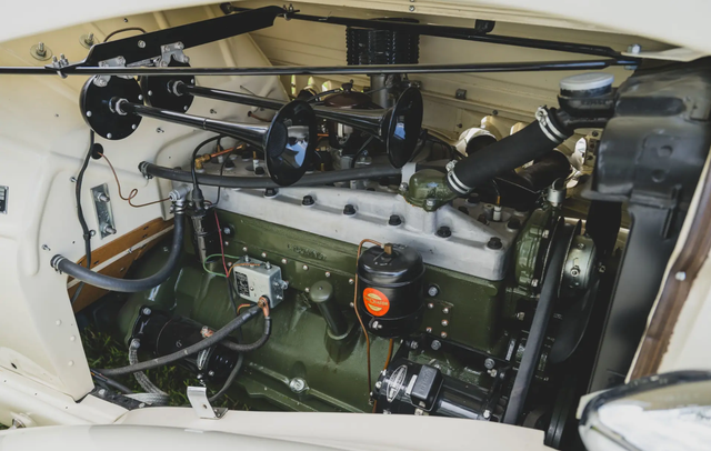 Den raka åttacylindriga motorn med kompressor levererade 150 hästkrafter – imponerande siffror för en bil från 1930-talet.