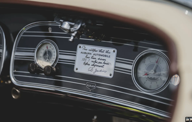 Plaketten intygar att bilen provkörts i över 160 km/h (100,1 mph) innan leverans – en garanti för prestanda.