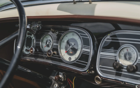 Instrumentpanelen i Auburn 851 Speedster, med hastighetsmätaren som visar en toppfart på 160 km/h.