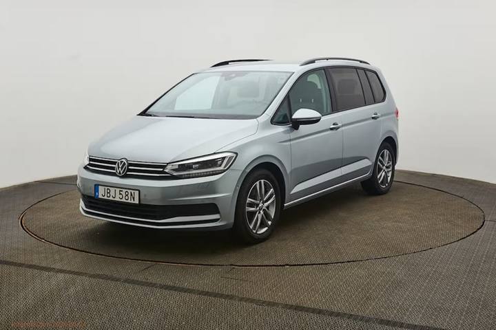Volkswagen Touran är ett tryggt och prisvärt alternativ för familjen som behöver plats för tre barnstolar och dessutom vill ha ett säkert köp.
